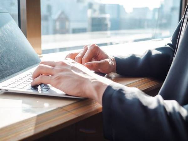 福島発「川俣シルク」を使用したカジュアルセットアップを「Makuake」で先行発売