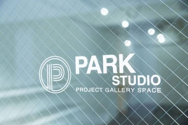 ギャラリースペース『PARK STUDIO』が2周年を記念し各所で話題のアートユニット「UND」描き下ろしによるアートワークを使用した周年限定アイテムをローンチ！