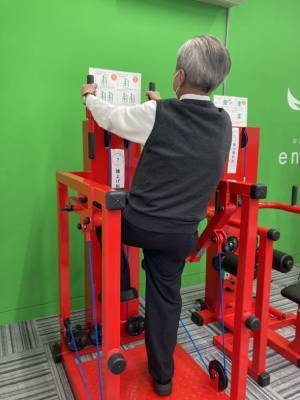 筋トレジムにおばあちゃんたちが殺到！？高齢者専用筋トレマシンで、自粛生活での体の痛みを解消