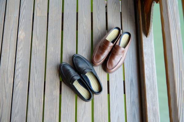 アップサイクル畳×認定エコレザーのコントラストが春のお出かけに映える「畳ローファースリッパ」の予約受付開始