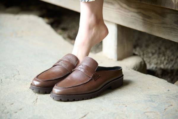 アップサイクル畳×認定エコレザーのコントラストが春のお出かけに映える「畳ローファースリッパ」の予約受付開始