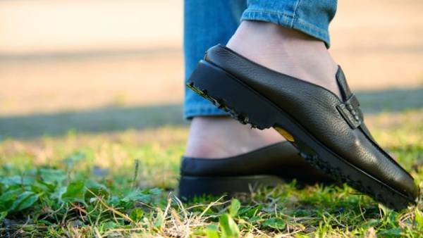 アップサイクル畳×認定エコレザーのコントラストが春のお出かけに映える「畳ローファースリッパ」の予約受付開始