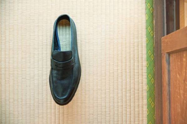 アップサイクル畳×認定エコレザーのコントラストが春のお出かけに映える「畳ローファースリッパ」の予約受付開始