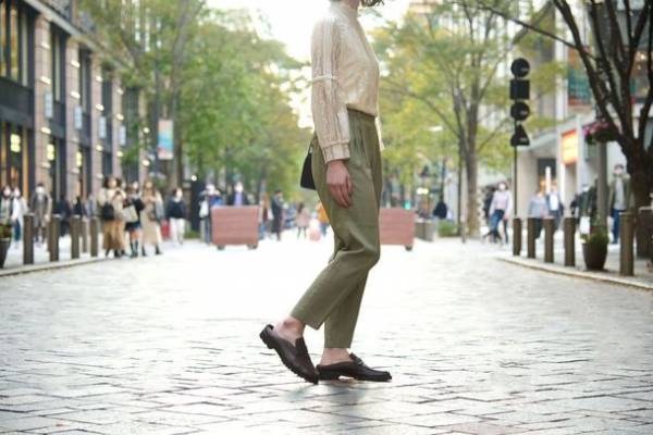 アップサイクル畳×認定エコレザーのコントラストが春のお出かけに映える「畳ローファースリッパ」の予約受付開始