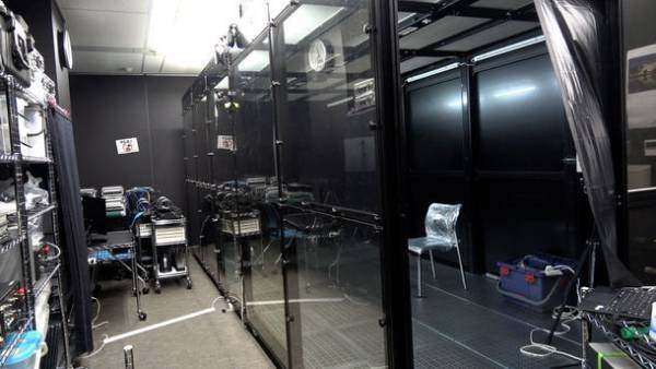 「マスクドライアイ」可視化実験動画を公開　―マスクから漏れ出る呼気によるドライアイへの影響を解説―