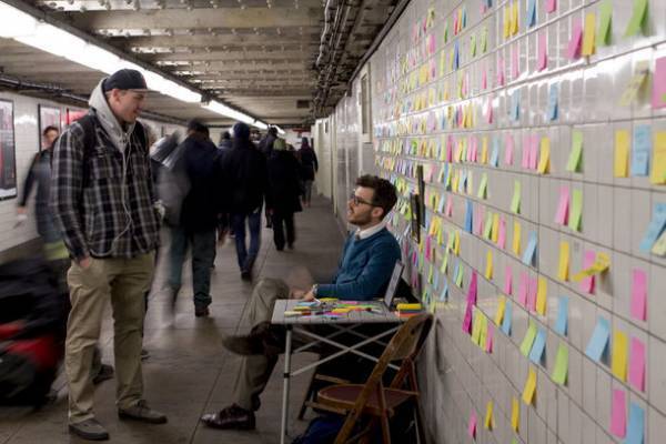 エースホテル京都、「サブウェイセラピー」で集まった思いや願いを綴った約3万枚以上のカラフルな付箋を「六角堂頂法寺」にてご祈祷