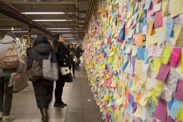 エースホテル京都、「サブウェイセラピー」で集まった思いや願いを綴った約3万枚以上のカラフルな付箋を「六角堂頂法寺」にてご祈祷