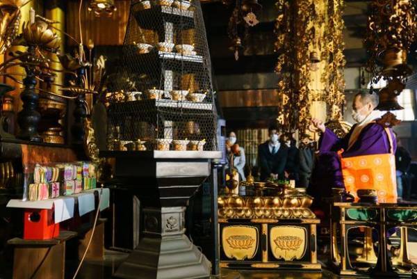 エースホテル京都、「サブウェイセラピー」で集まった思いや願いを綴った約3万枚以上のカラフルな付箋を「六角堂頂法寺」にてご祈祷