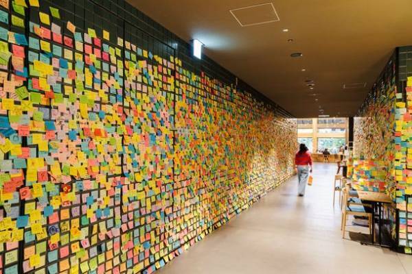 エースホテル京都、「サブウェイセラピー」で集まった思いや願いを綴った約3万枚以上のカラフルな付箋を「六角堂頂法寺」にてご祈祷