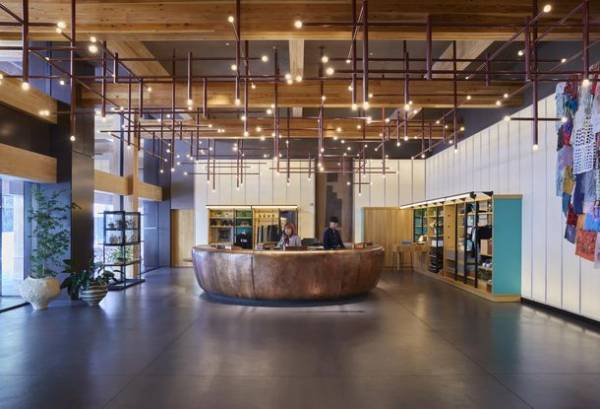 エースホテル京都、「サブウェイセラピー」で集まった思いや願いを綴った約3万枚以上のカラフルな付箋を「六角堂頂法寺」にてご祈祷