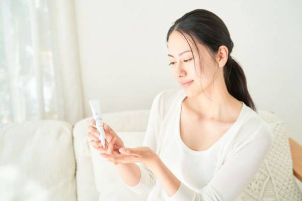 ナイアシンアミドで深いシワを改善シワにしっかり密着する濃厚な美容クリームを発売