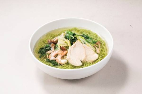 話題のMCTオイルでヘルシーと食べ応えを実現　美しい彩りで食欲そそる「ハーブ鶏とたっぷり野菜の翡翠麺(ひすいめん)」　全国のデニーズで3月8日(火)に新発売