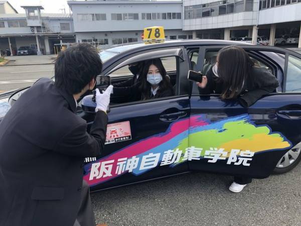 「ブルーインパルスみたい」「戦隊モノ」教習所の指導員がバイク乗りに一瞬で切り替わる阪神自動車学院の“TikTok”が51万再生され話題！思わぬ反響に社内騒然