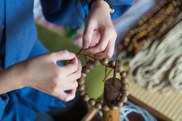 役目を終えた国産ウイスキー樽をアップサイクル！新たな姿に生まれ変わらせた今までにない数珠「ウィスキーウッド」が登場