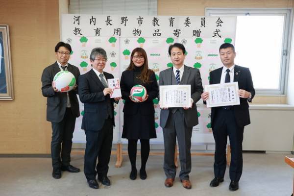 日本トランスネットが地域貢献活動として河内長野市内の小・中学校に教育物品を寄贈