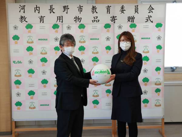 日本トランスネットが地域貢献活動として河内長野市内の小・中学校に教育物品を寄贈