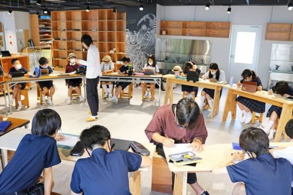 3月2日(水)10:45～開催。動画作りをサポートした小学校4校をオンラインで繋いで『子ども動画祭』を開催