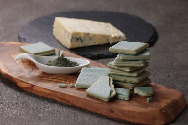 徳島土産の新定番？！徳島の“アイ”あるお菓子「藍チーズラングドシャ」新発売　タデ藍入り生地＋ゴルゴンゾーラチョコ