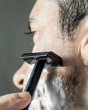 予約販売で総額2,400万円以上を売り上げたヒゲ剃り「HENSON AL13」の一般販売を3月18日よりスタート！
