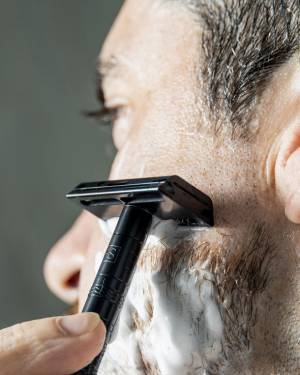 予約販売で総額2,400万円以上を売り上げたヒゲ剃り「HENSON AL13」の一般販売を3月18日よりスタート！