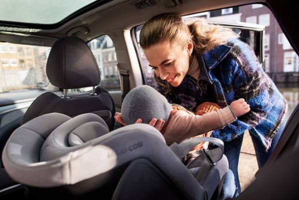 ＜マキシコシ＞ワンクリック360度回転＆省スペースな乳幼児チャイルドシート『STONE(ストーン)』2/28発売　新安全基準R129(i-SIZE)対応／新生児から4歳まで