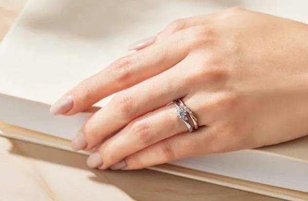 “溶け込むようにフィットし、やさしい輝きをともす”オリジナルカラー『ペールブラウンゴールド』に選べるデザインが追加