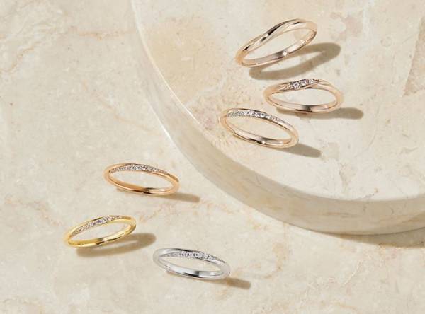 “溶け込むようにフィットし、やさしい輝きをともす”オリジナルカラー『ペールブラウンゴールド』に選べるデザインが追加