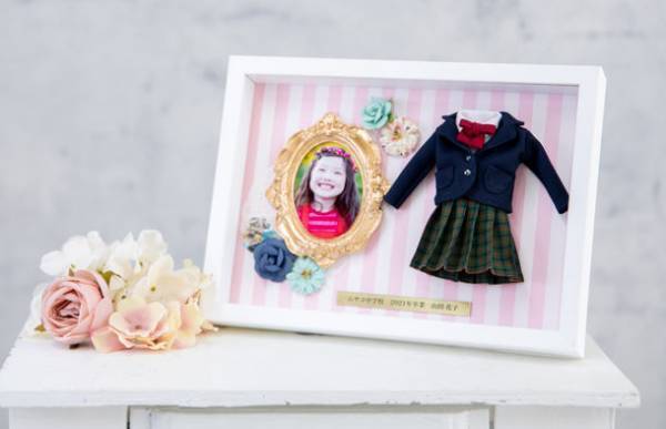 ＜新サービス＞制服をミニチュアリメイクし、額装に入れて提供する「思い出アフレーム」のサイトとサービスのリニューアル
