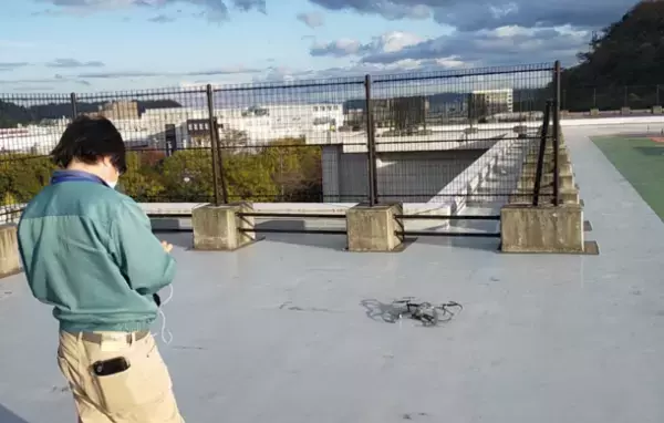 太陽光発電パネル設置の調査をドローンでスピーディーに完了　横須賀市内70校の小中学校の屋上点検を実施