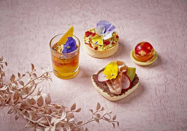 ザ・リッツ・カールトン大阪と日比谷花壇がコラボレーションFLOWER CREATION ROOMフラワーデザイナーが特別にフラワーボックスをデザイン「フラワーアフタヌーンティーby日比谷花壇」が3月17日（木）から提供されます