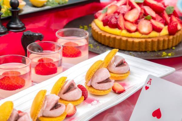 ホテル京阪 京橋 グランデ「海洋堂」とコラボレーションしたストロベリーバイキング“アリスのストロベリーティーパーティ”を開催