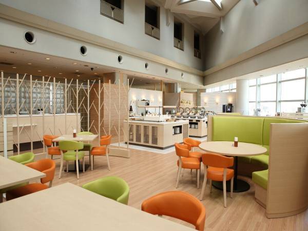 ホテル京阪 京橋 グランデ「海洋堂」とコラボレーションしたストロベリーバイキング“アリスのストロベリーティーパーティ”を開催