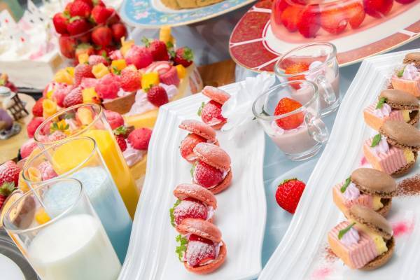 ホテル京阪 京橋 グランデ「海洋堂」とコラボレーションしたストロベリーバイキング“アリスのストロベリーティーパーティ”を開催