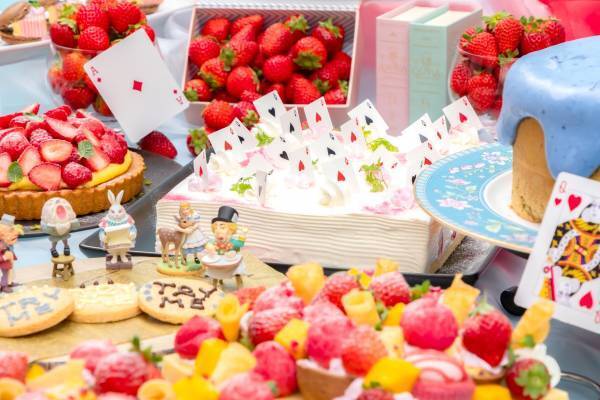 ホテル京阪 京橋 グランデ「海洋堂」とコラボレーションしたストロベリーバイキング“アリスのストロベリーティーパーティ”を開催