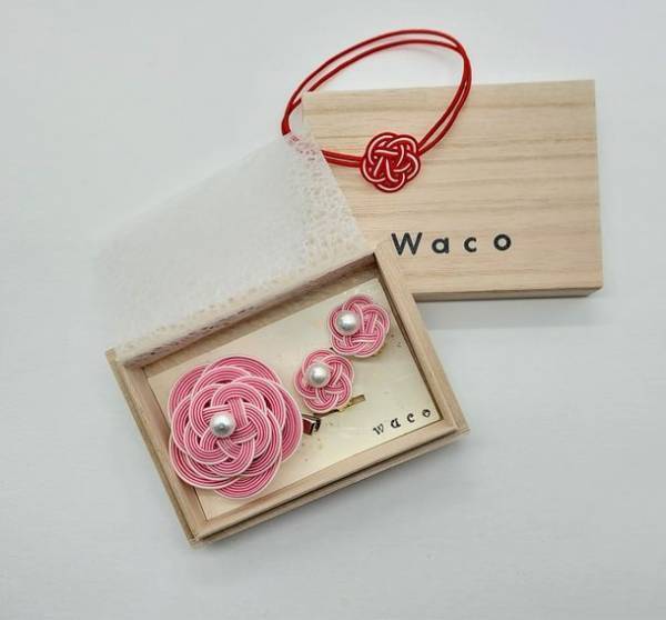 固く結ばれてほどけない！運命を向上させる日本の伝統工芸『水引』を梅結びにしたパワーアクセサリー　ブローチとイアリングのセットで発売