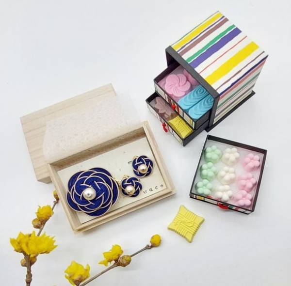 固く結ばれてほどけない！運命を向上させる日本の伝統工芸『水引』を梅結びにしたパワーアクセサリー　ブローチとイアリングのセットで発売