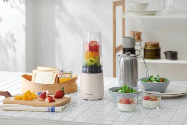 作ったボトルでそのまま飲める手軽さが人気の「マイボトルブレンダー」に「減音カバー」が付いた新モデルが2022年3月中旬より発売