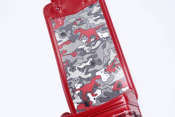 虹色で輝く恐竜ランドセルが特徴のジェンダーレスな恐竜ランドセルを2022年4月1日発売開始！