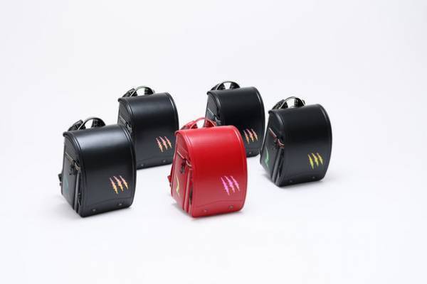 虹色で輝く恐竜ランドセルが特徴のジェンダーレスな恐竜ランドセルを2022年4月1日発売開始！