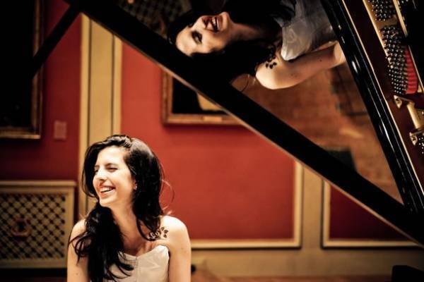 QUEENとの共演経験を持ち、Nirvanaプロジェクトで知られるカワイアーティスト“AyseDeniz”が日本で活動を開始　～sLs Japanとコラボレーションが実現～