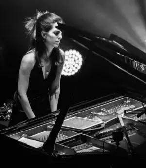 QUEENとの共演経験を持ち、Nirvanaプロジェクトで知られるカワイアーティスト“AyseDeniz”が日本で活動を開始　～sLs Japanとコラボレーションが実現～