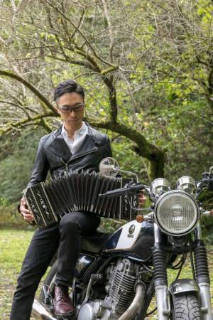 ヴィンテージバイクに跨り、滅びゆく楽器を奏でる異色の演奏家・早川純　伝統と革新が交差するバンドネオンソロ・アルバム「Bandoneon errante ～さすらいのバンドネオン」リリース！