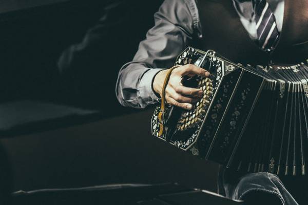 ヴィンテージバイクに跨り、滅びゆく楽器を奏でる異色の演奏家・早川純　伝統と革新が交差するバンドネオンソロ・アルバム「Bandoneon errante ～さすらいのバンドネオン」リリース！