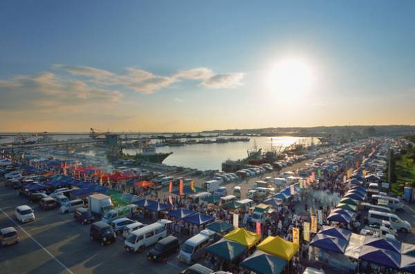 青森県八戸市、日の出とともに始まる巨大な朝市「館鼻岸壁朝市」2022シーズンが3月13日よりスタート！毎週日曜日に開催