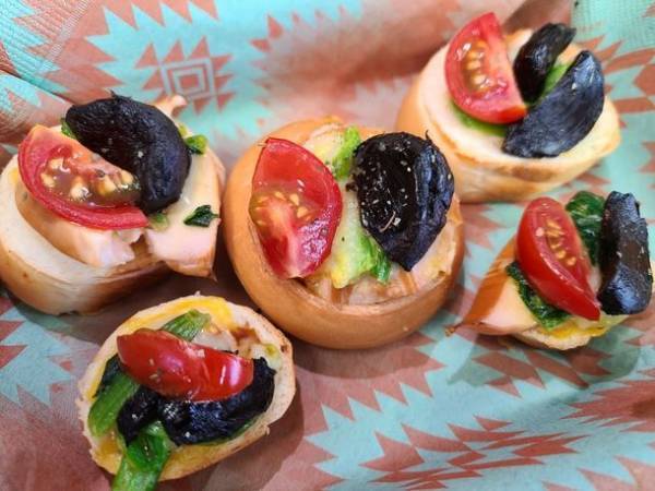 黒ニンニク料理を地域名物に「女性活躍」の想いを込めたスーパーフードを全国へ　テイクアウト専門店「ドラスルカフェ」は独自開発した黒ニンニク料理「ブラックキッシュロール」の冷凍販売を開始