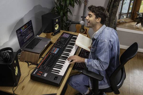 ローランド最高峰シンセのクオリティを軽量ボディに凝縮したシンセサイザーを発売