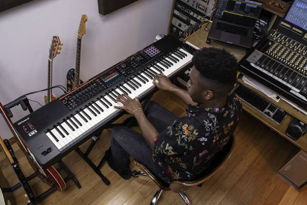 ローランド最高峰シンセのクオリティを軽量ボディに凝縮したシンセサイザーを発売