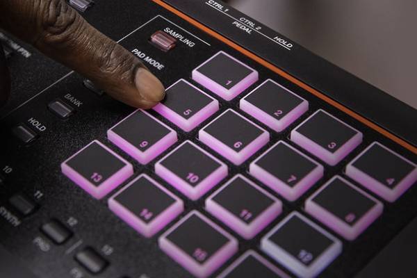 ローランド最高峰シンセのクオリティを軽量ボディに凝縮したシンセサイザーを発売