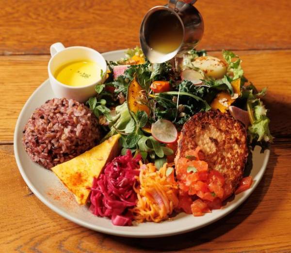 ＜JUN×NOMON＞コラボ　1日分の食物繊維を摂取できる「サラダ＆ミートプレート」を開発　2022年3月18日より　JUNが運営するレストランにて提供開始