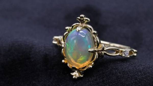 「虹色に輝く宝石」“魅せる”ファイヤーオパールネックレス＆リング　3月10日販売開始！